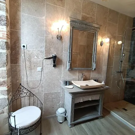 Le Manoir Aux Douves Couette-café 3*