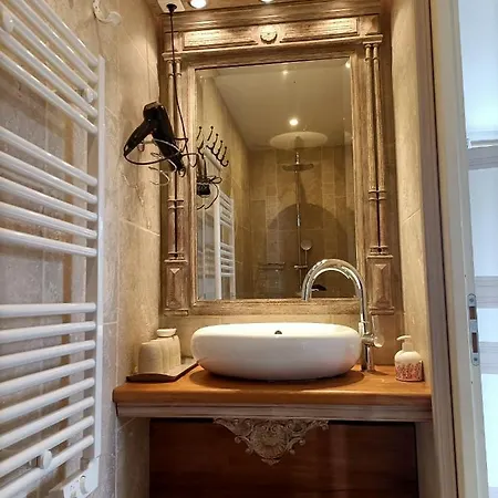 Le Manoir Aux Douves