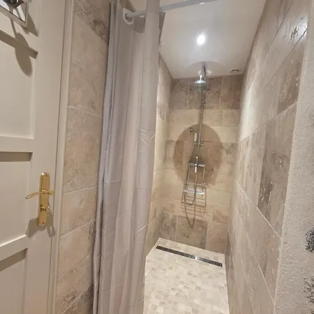 Le Manoir Aux Douves